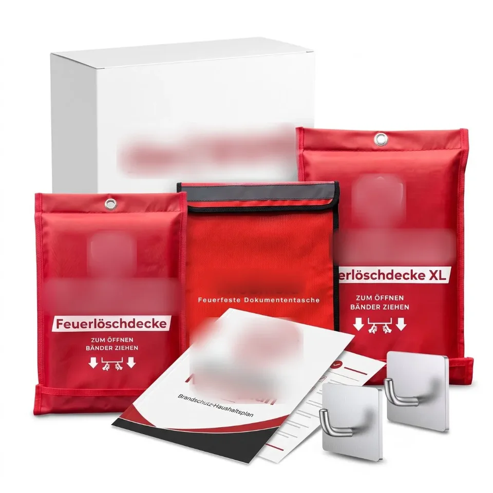 Familien-Set: Löschdecke, XL-Löschdecke, feuerfeste Dokumententasche, Brandschutz-Plan und zwei Wandhaken. Logos unkenntlich gemacht.