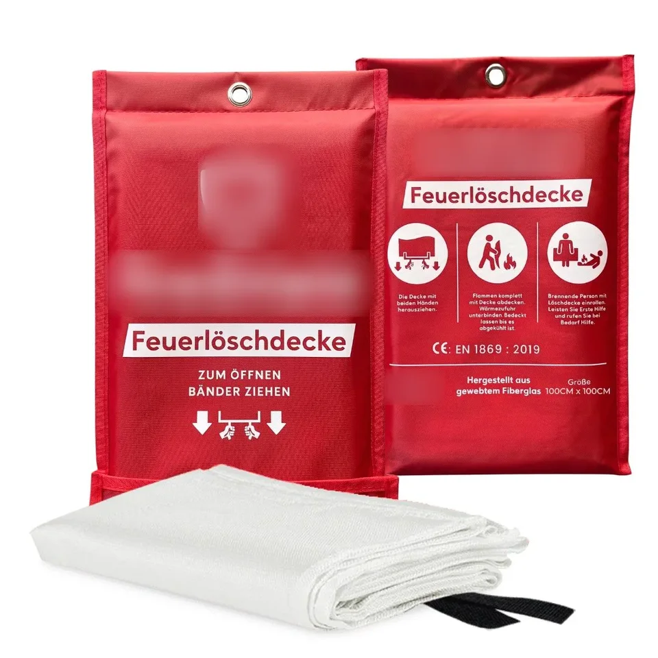 Feuerlöschdecke 1,0 × 1,0 m mit Tasche zum Aufhängen, daneben die gefaltete Decke. Logo unkenntlich gemacht.